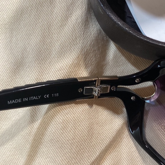 Michael Kors New authentic sunglasses in black with gold tone hardware - Picture 7 of 12